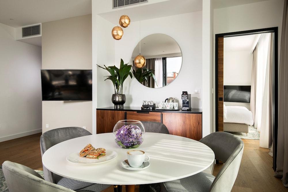 City Hotel Ljubljana 4*